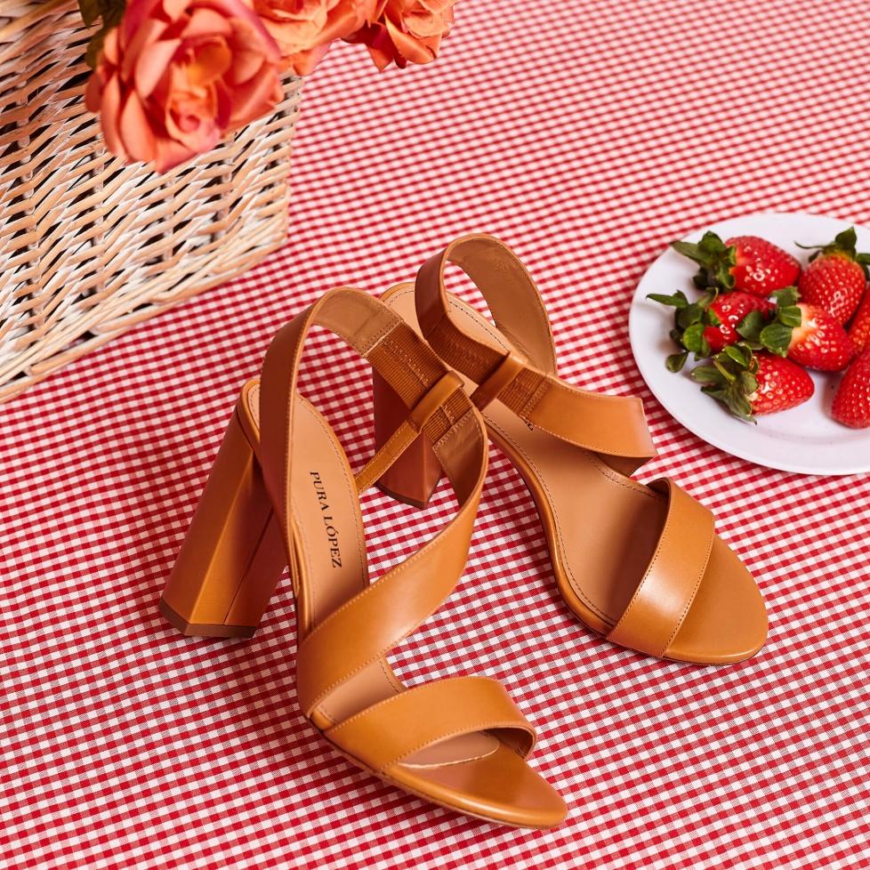 pura lópez Sandalias camel de piel con tacón alto ancho Ofertas