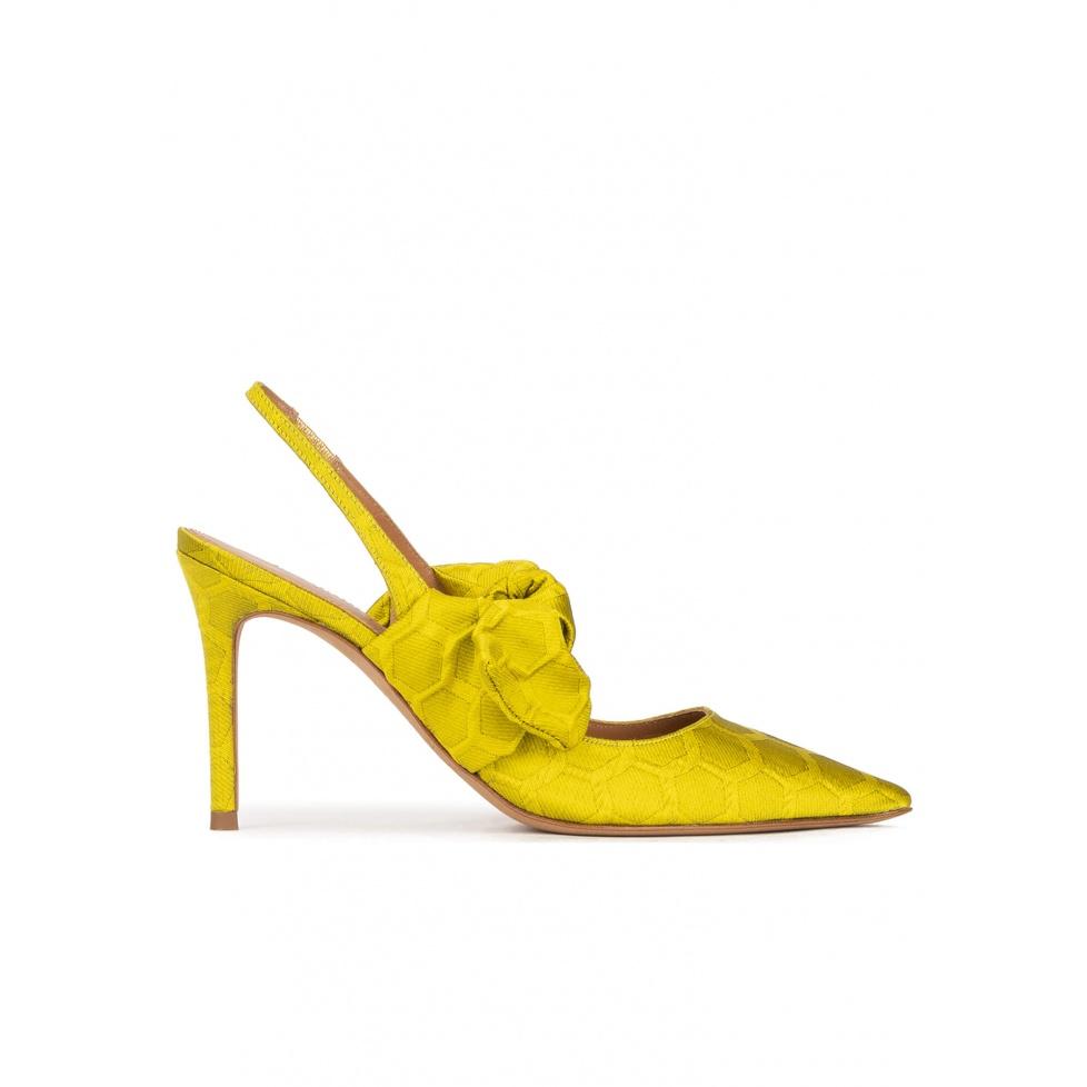 pura lópez Zapatos altos de punta fina en verde pistacho con lazada