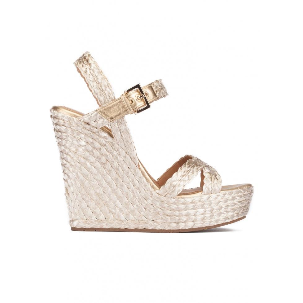 pura lópez Sandalias de cuña alta en rafia satinada color platín