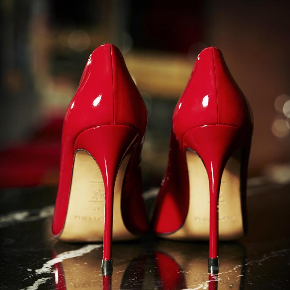 pura lópez Zapatos de salón con tacón alto en charol rojo Liquidación