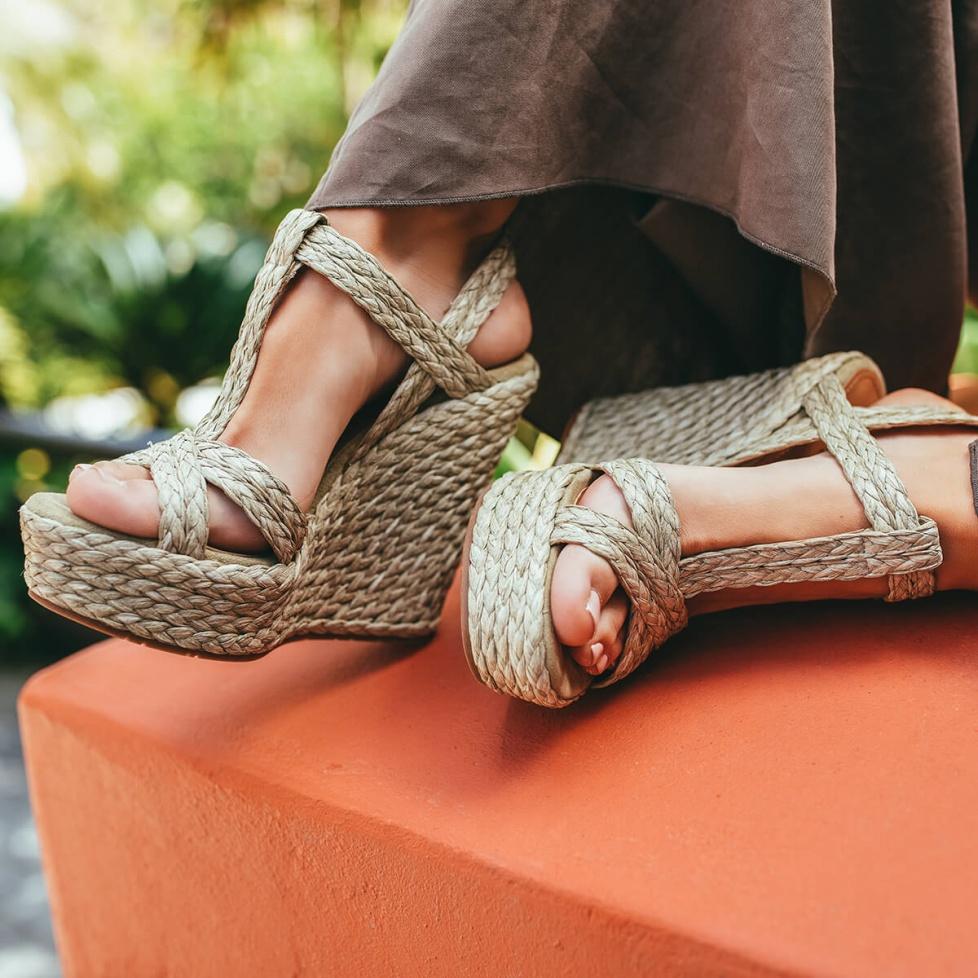pura lópez Sandalias de cuña alta en rafia trenzada y ante color topo Envío gratis