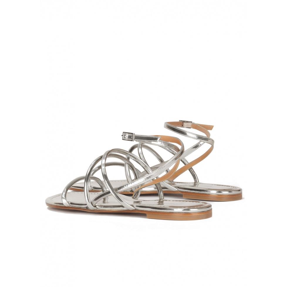 pura lópez Sandalias planas de tiras en piel plateada con pulsera Superdescuento