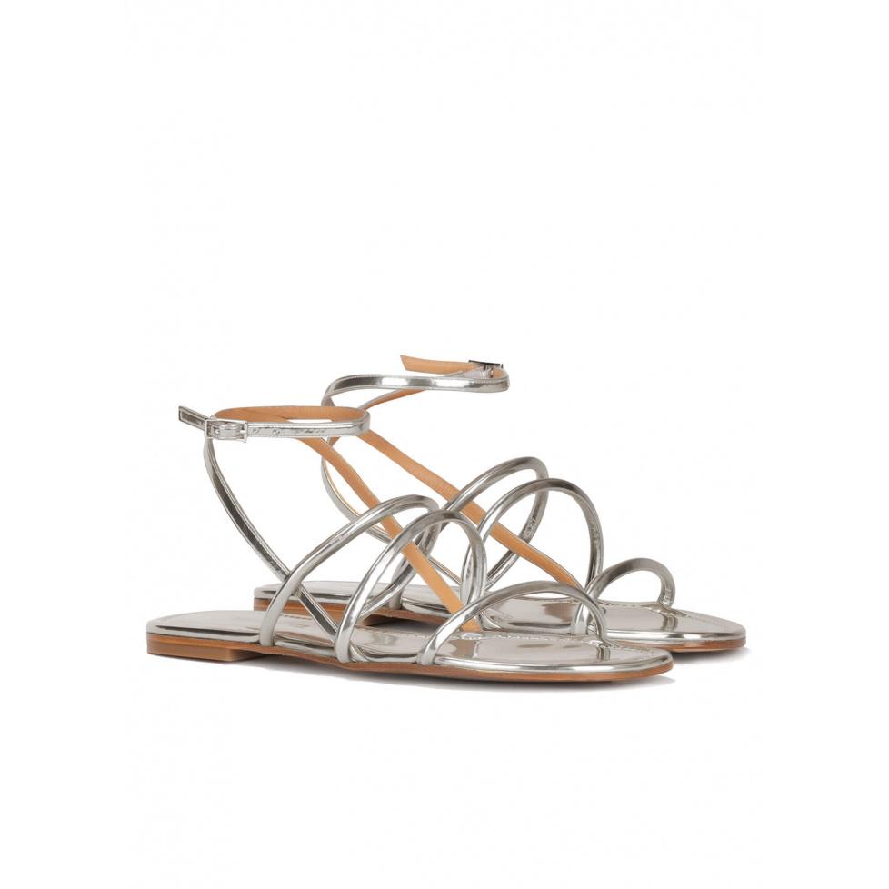 pura lópez Sandalias planas de tiras en piel plateada con pulsera Superdescuento