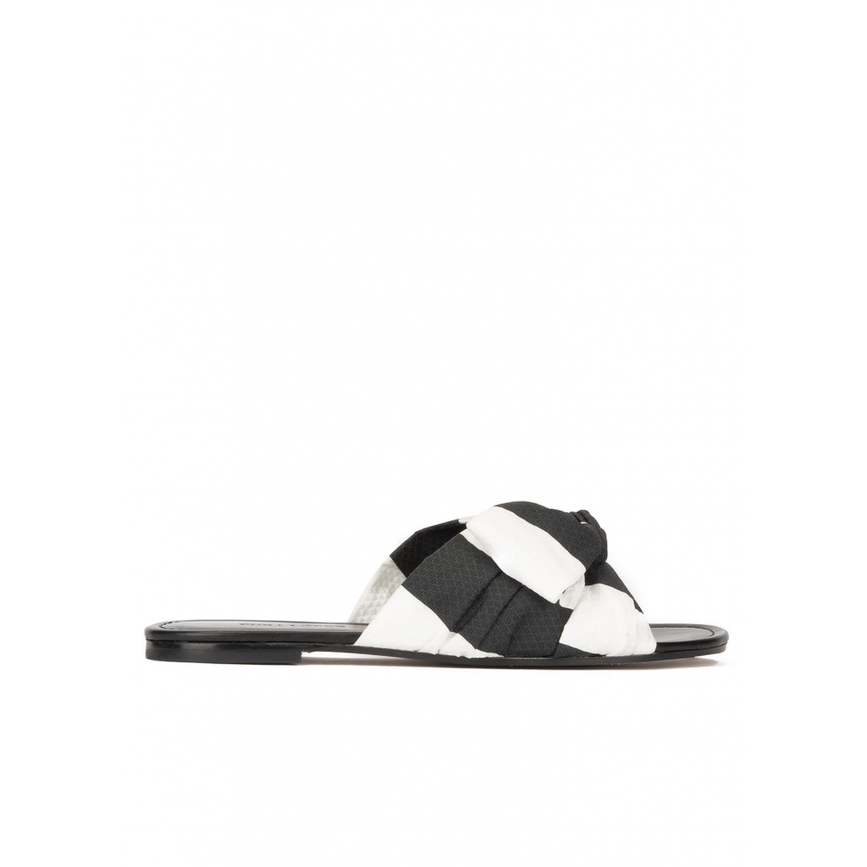 pura lópez Sandalias planas con lazo en tejido blanco y negro