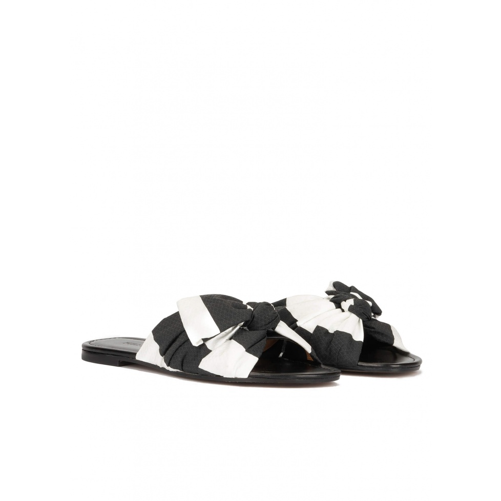 pura lópez Sandalias planas con lazo en tejido blanco y negro Liquidación