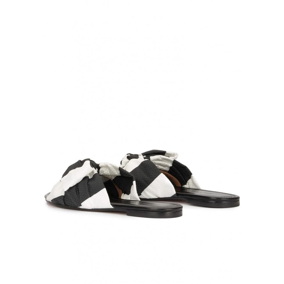 pura lópez Sandalias planas con lazo en tejido blanco y negro Liquidación