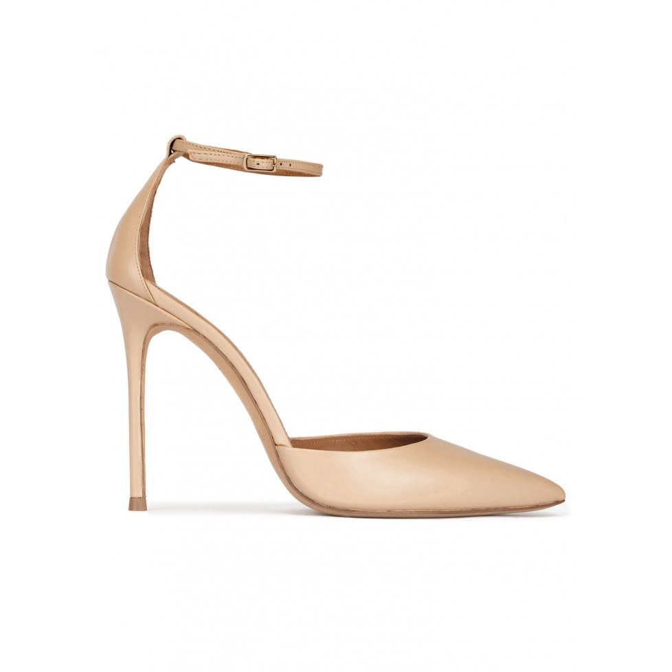 pura lópez Zapatos de punta fina y tacón alto en piel beige con pulsera