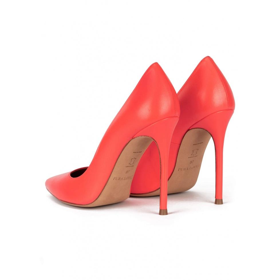 pura lópez Zapatos de salón con punta afilada y tacón stiletto en piel coral Tienda de fábrica