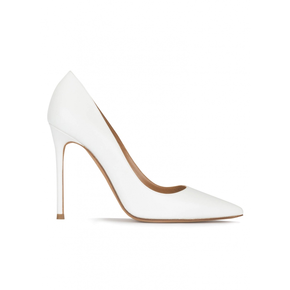 pura lópez Zapatos blancos de piel con tacón alto y punta fina