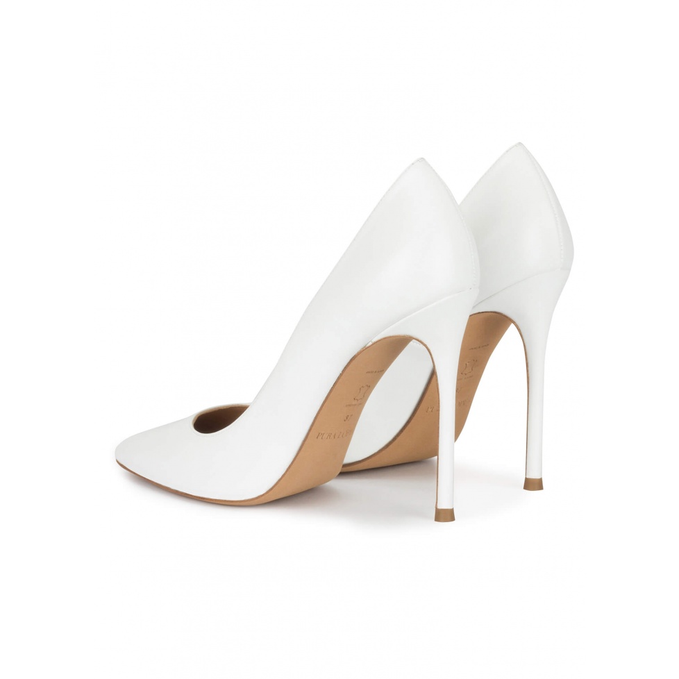 pura lópez Zapatos blancos de piel con tacón alto y punta fina Precios de Black Friday