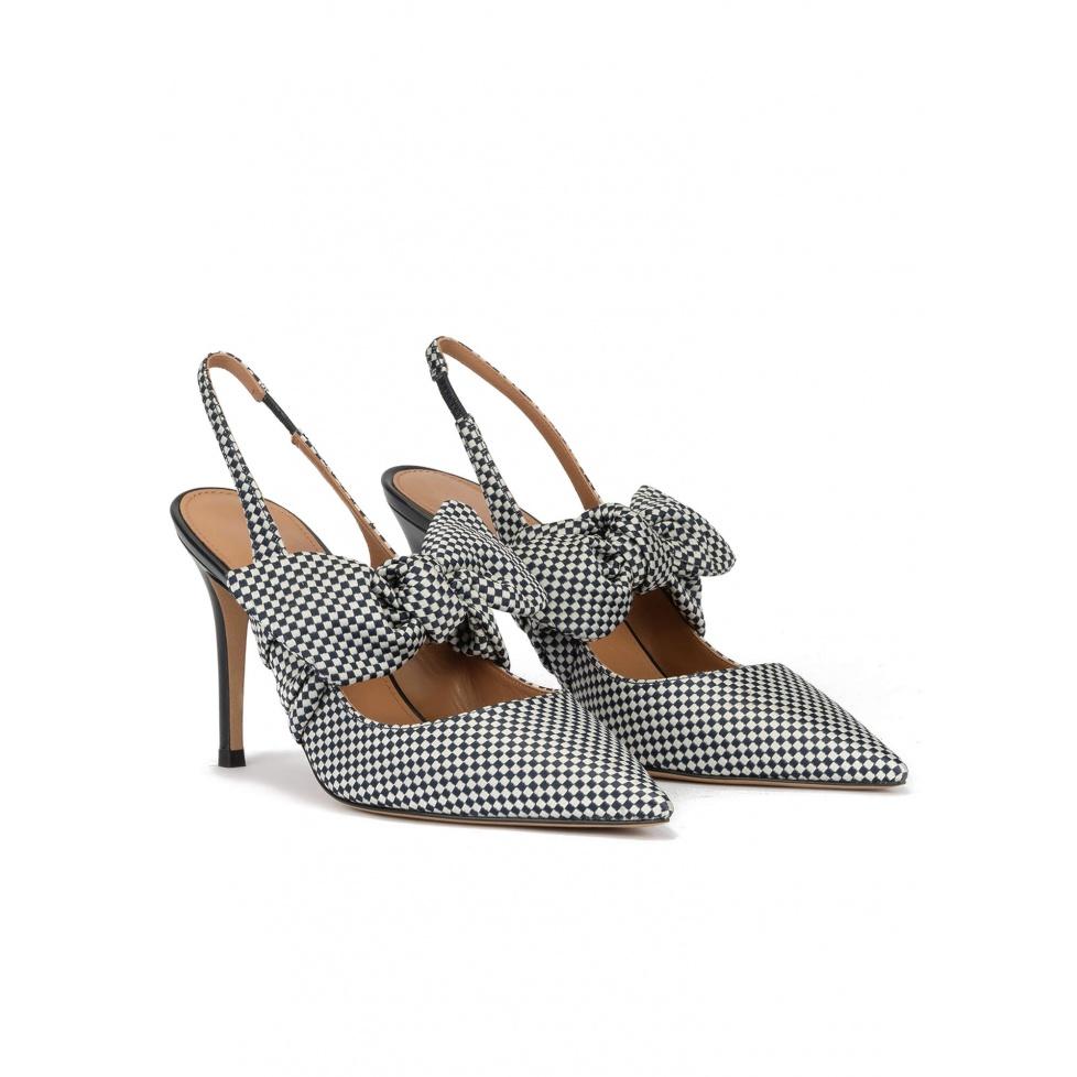 pura lópez Zapatos destalonados de tacón alto en tejido a cuadros azul y blanco En oferta