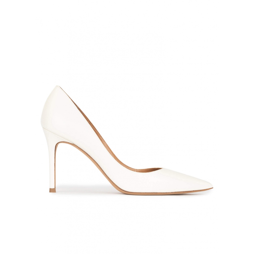 pura lópez Zapatos de puntera afilada y tacón stiletto en piel blanco roto