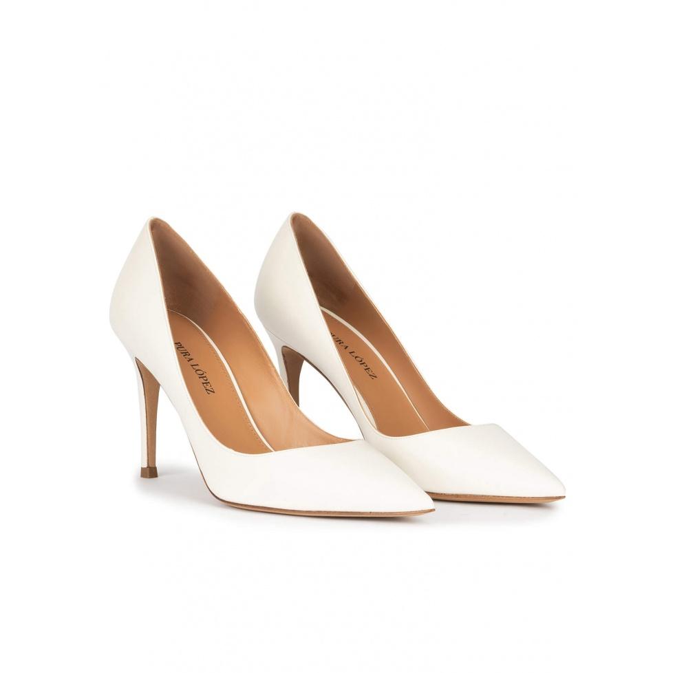 pura lópez Zapatos de puntera afilada y tacón stiletto en piel blanco roto Precio ultrabajo