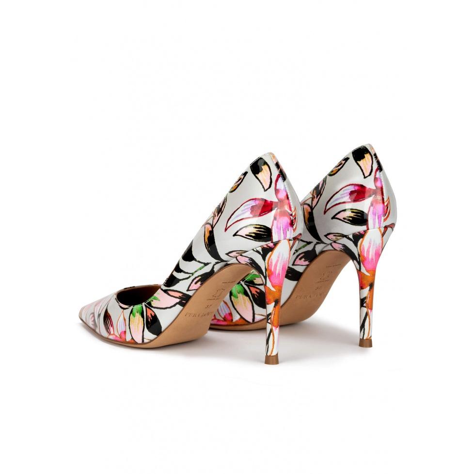 pura lópez Zapatos de punta fina y tacón stiletto en tejido con estampado floral 2025