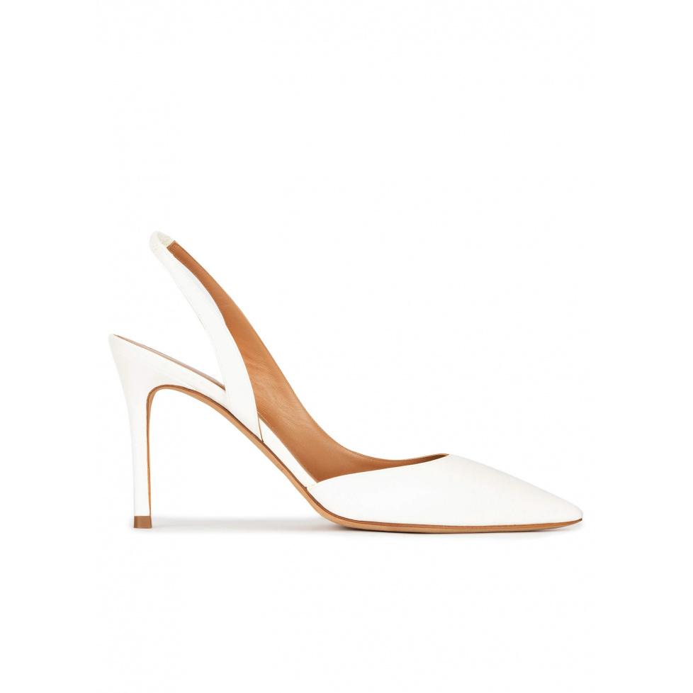 pura lópez Zapatos blancos de piel con tacón alto y punta fina