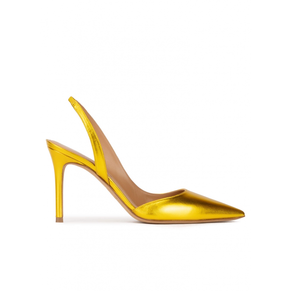 pura lópez Zapatos amarillos de tacón alto y punta fina en piel metalizada