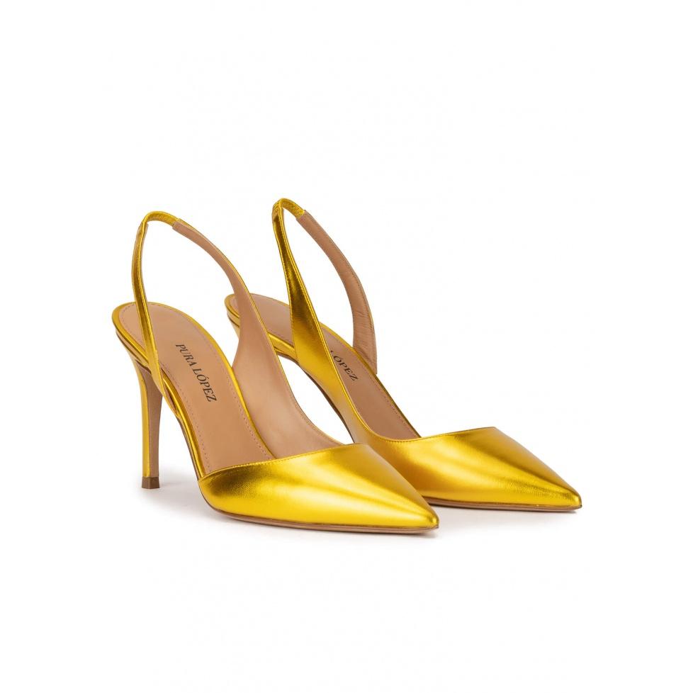 pura lópez Zapatos amarillos de tacón alto y punta fina en piel metalizada En oferta