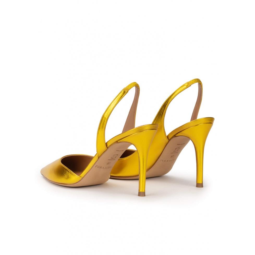 pura lópez Zapatos amarillos de tacón alto y punta fina en piel metalizada En oferta