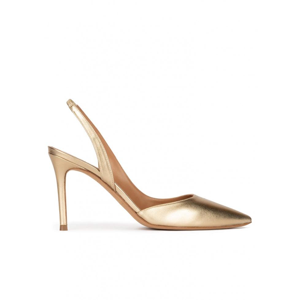 pura lópez Zapatos dorados de piel con tacón stiletto y punta fina