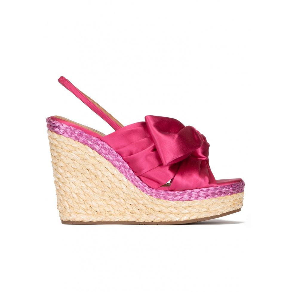 pura lópez Sandalias de cuña en raso fucsia con lazo