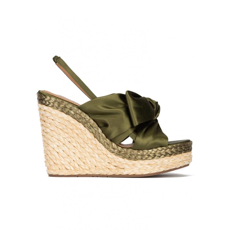 pura lópez Sandalias altas de cuña en raso verde caqui