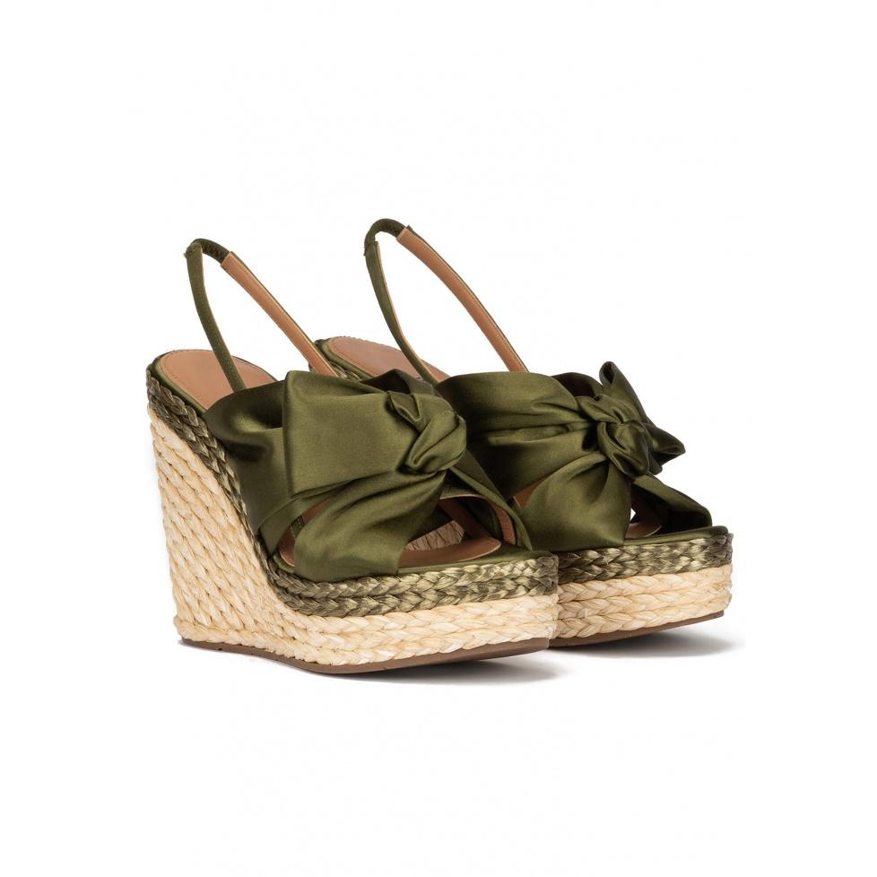 pura lópez Sandalias altas de cuña en raso verde caqui Mejor oferta