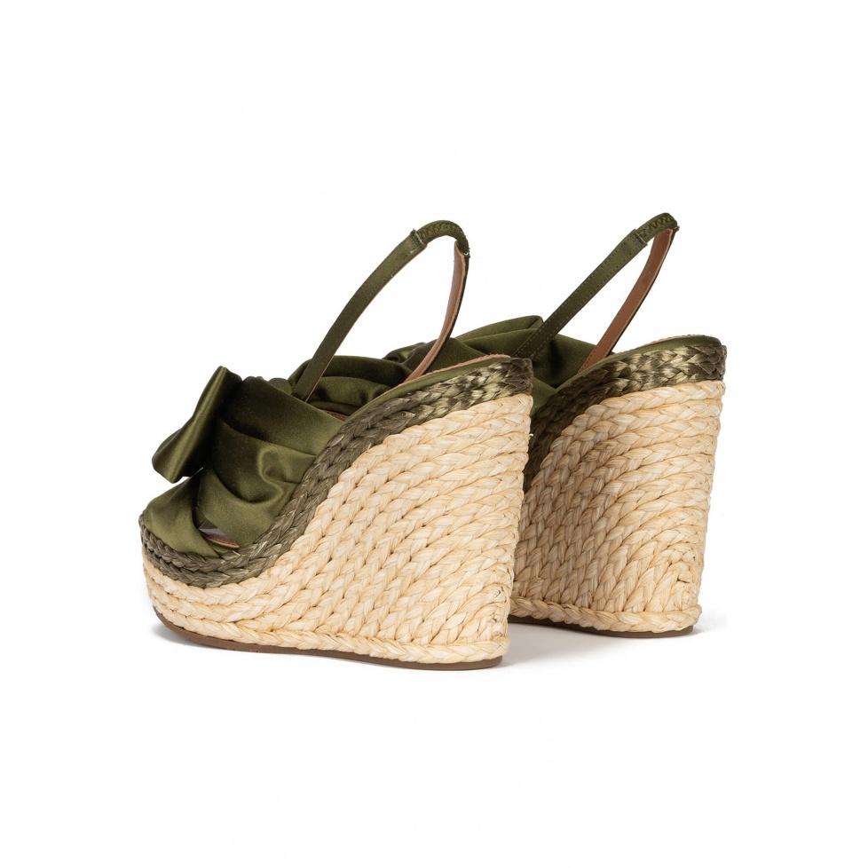 pura lópez Sandalias altas de cuña en raso verde caqui Mejor oferta