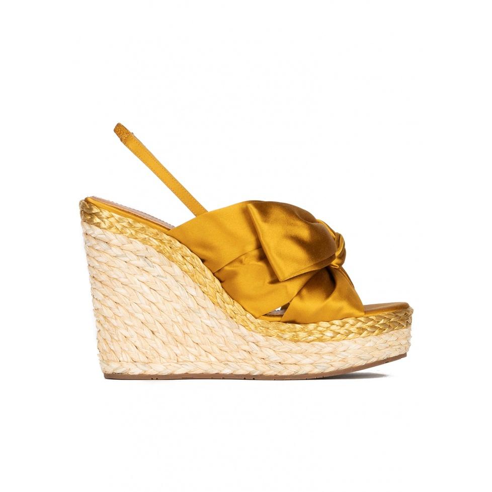 pura lópez Sandalias de raso amarillo ocre con cuña en rafia natural