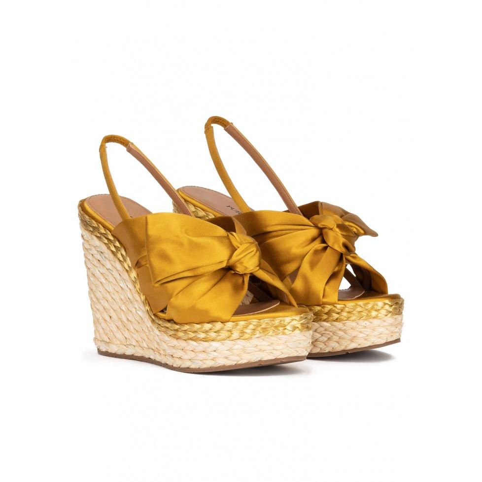 pura lópez Sandalias de raso amarillo ocre con cuña en rafia natural Rebajas online
