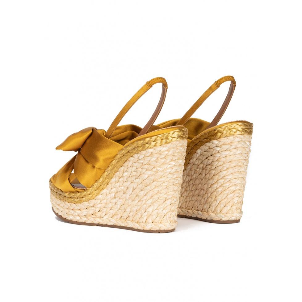 pura lópez Sandalias de raso amarillo ocre con cuña en rafia natural Rebajas online