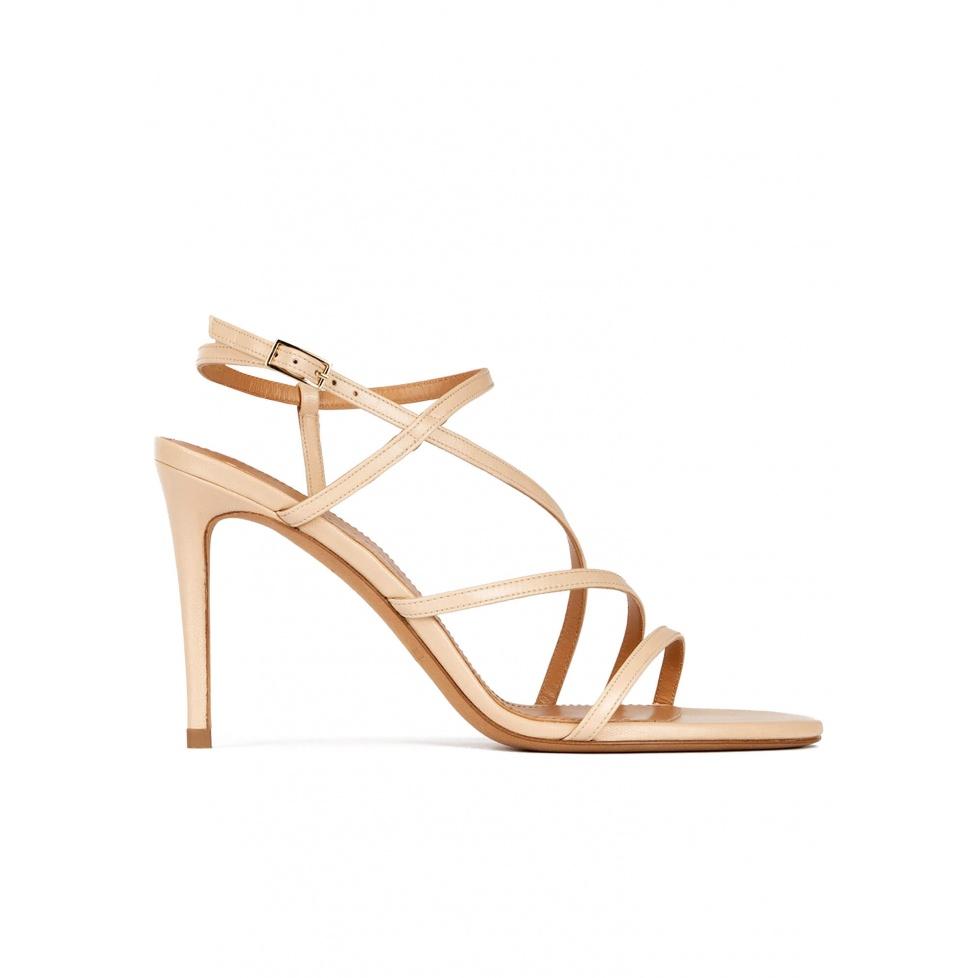 pura lópez Sandalias de tacón alto con diseño de tiras en piel beige