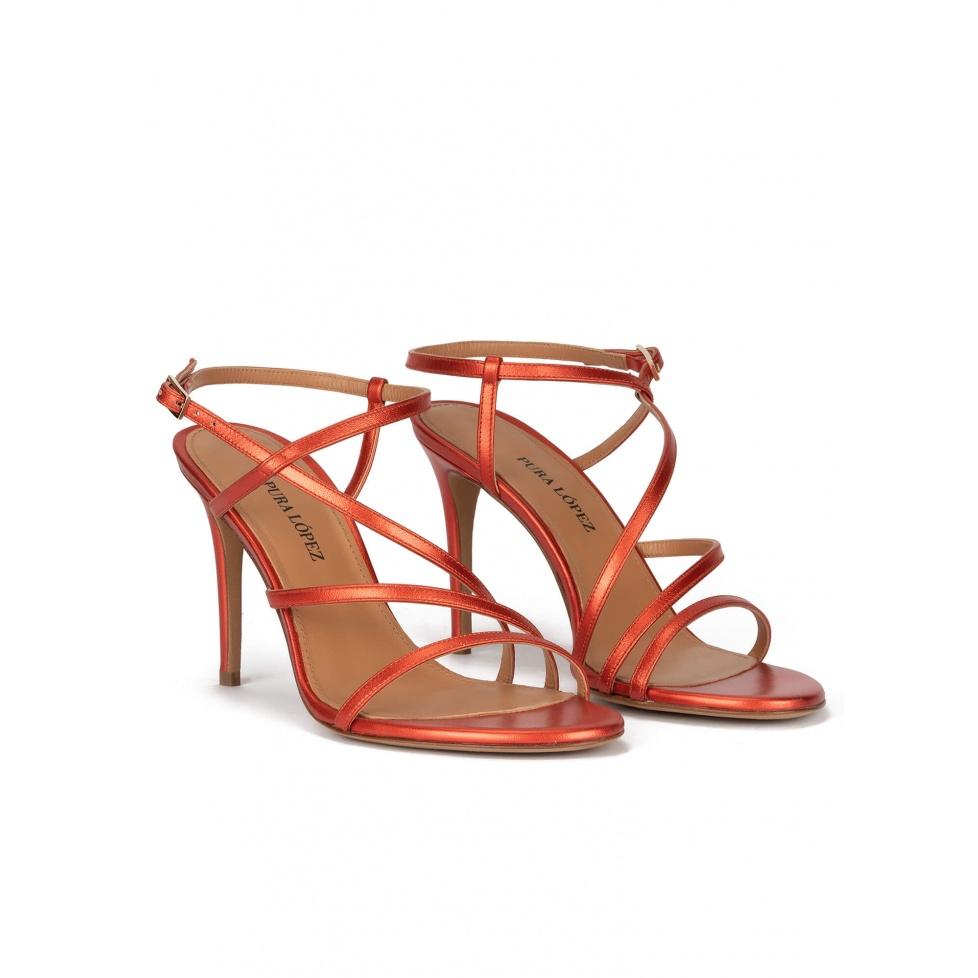 pura lópez Sandalias de tacón alto en piel metalizada coral con diseño de tiras Precio de fábrica