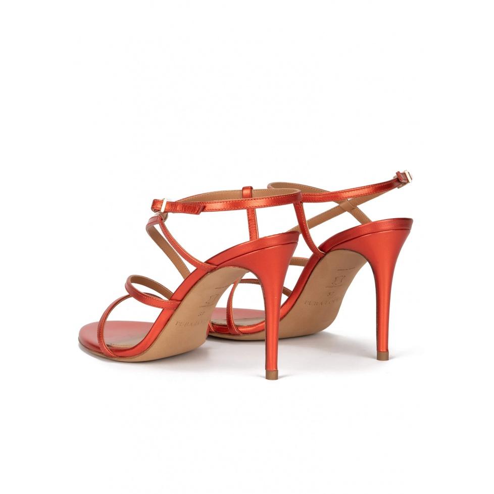pura lópez Sandalias de tacón alto en piel metalizada coral con diseño de tiras Precio de fábrica