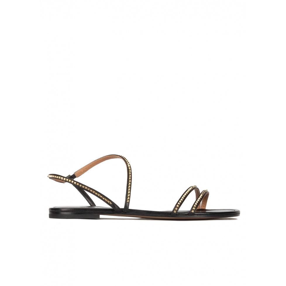pura lópez Sandalias planas de piel en color negro con tachas doradas