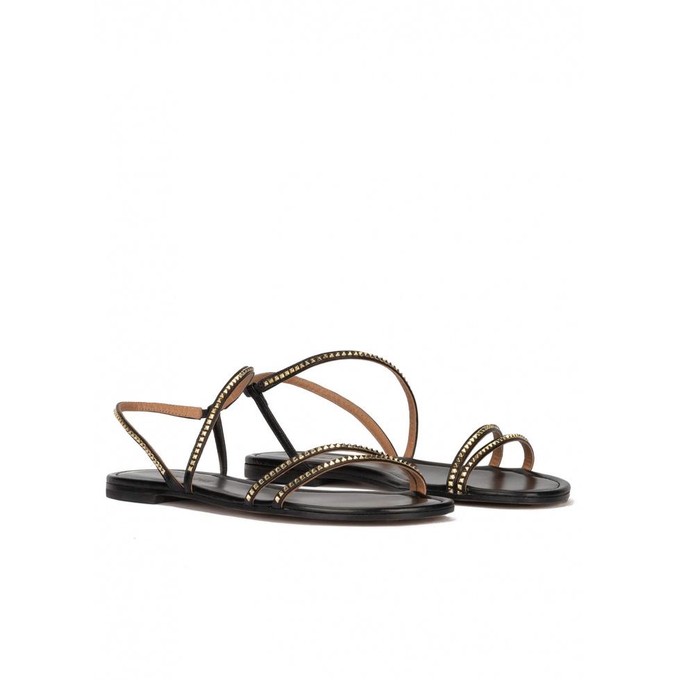 pura lópez Sandalias planas de piel en color negro con tachas doradas Superdescuento