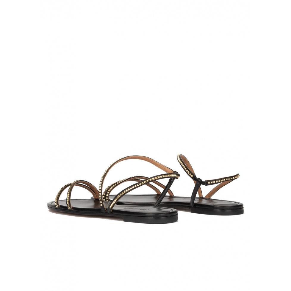 pura lópez Sandalias planas de piel en color negro con tachas doradas Superdescuento