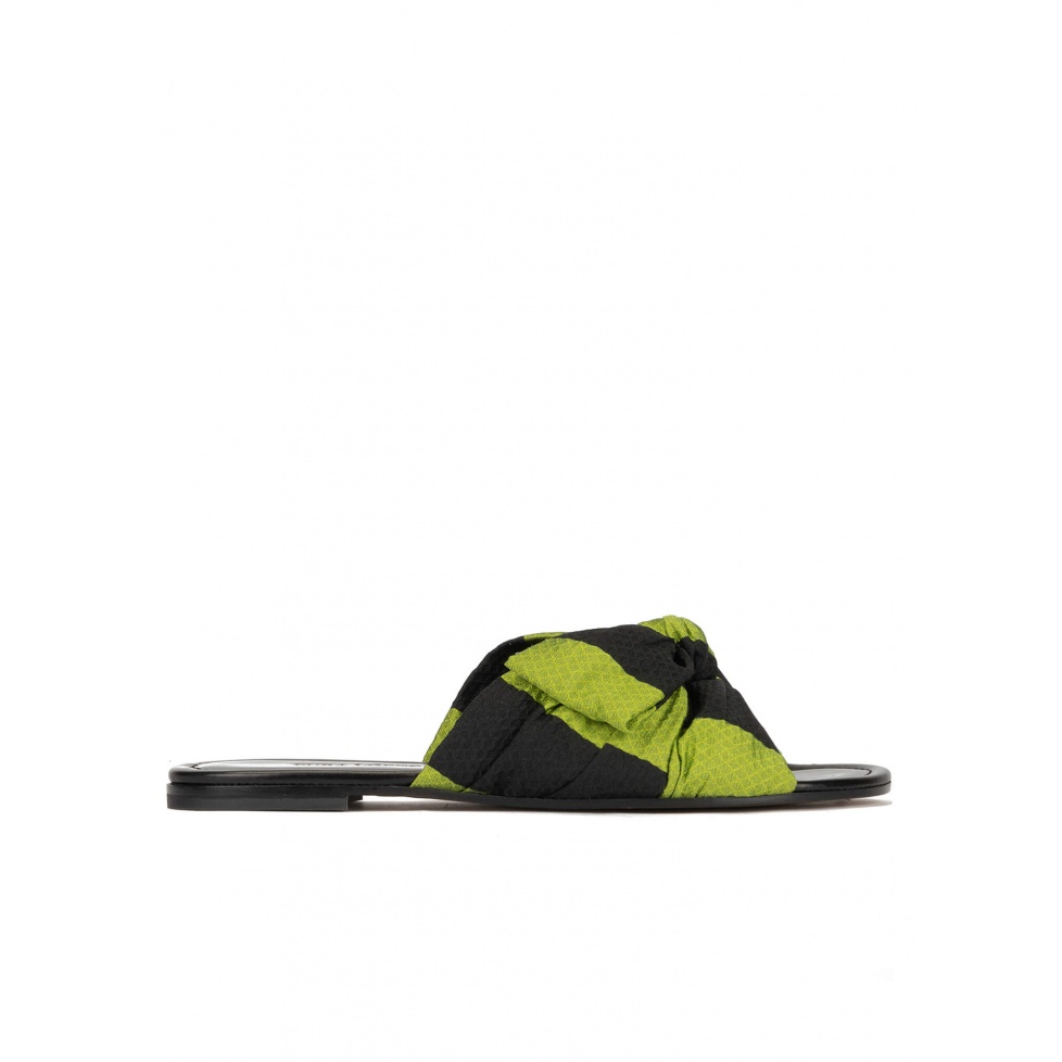 pura lópez Sandalias planas con lazo en tejido verde y negro