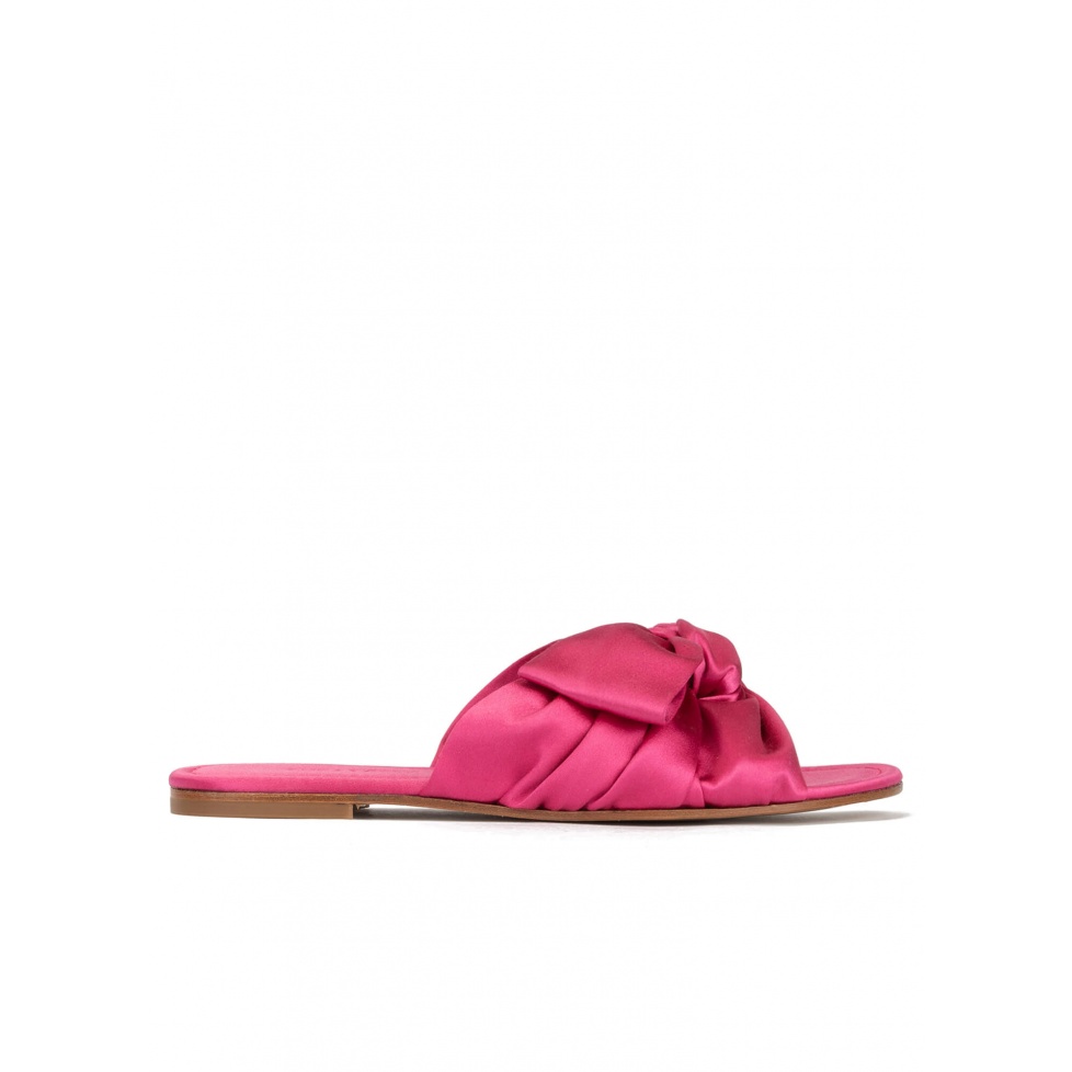 pura lópez Sandalias planas de raso en color fucsia con detalle de lazo