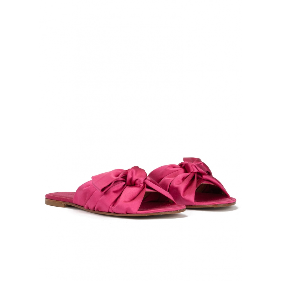 pura lópez Sandalias planas de raso en color fucsia con detalle de lazo Precios de Black Friday
