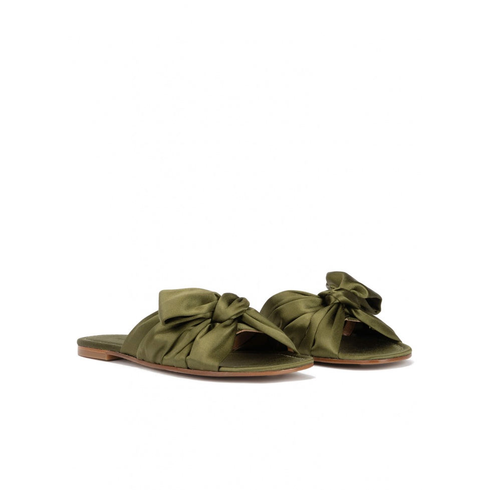 pura lópez Sandalias planas de raso con detalle de lazo en verde caqui En oferta