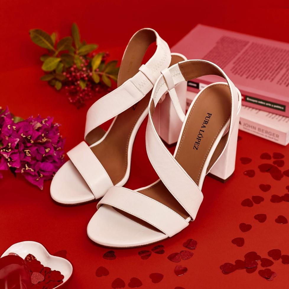 pura lópez Sandalias de tiras con tacón alto ancho en piel color blanco roto Descuentos del mes