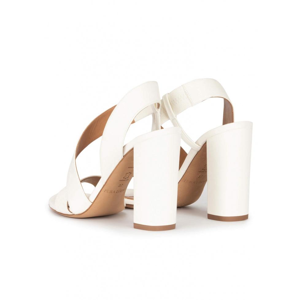 pura lópez Sandalias de tiras con tacón alto ancho en piel color blanco roto Descuentos del mes