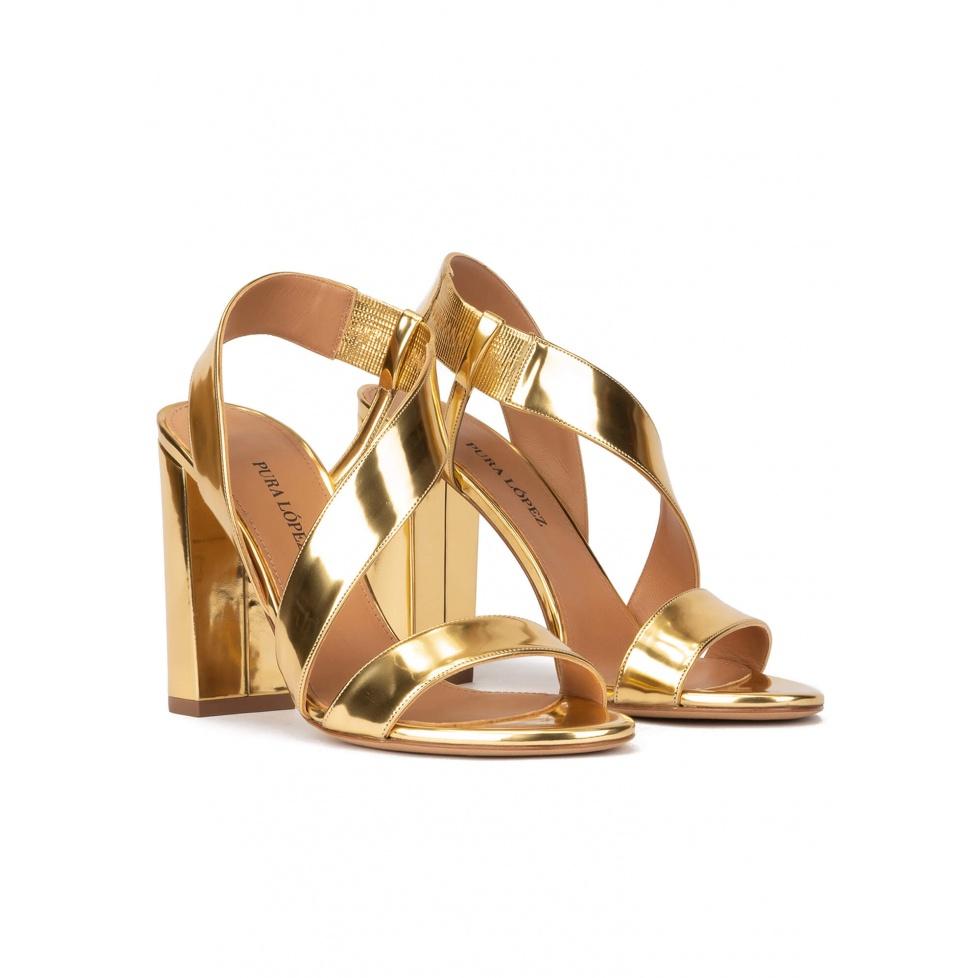 pura lópez Sandalias de tacón alto ancho en piel efecto espejo color oro Última moda