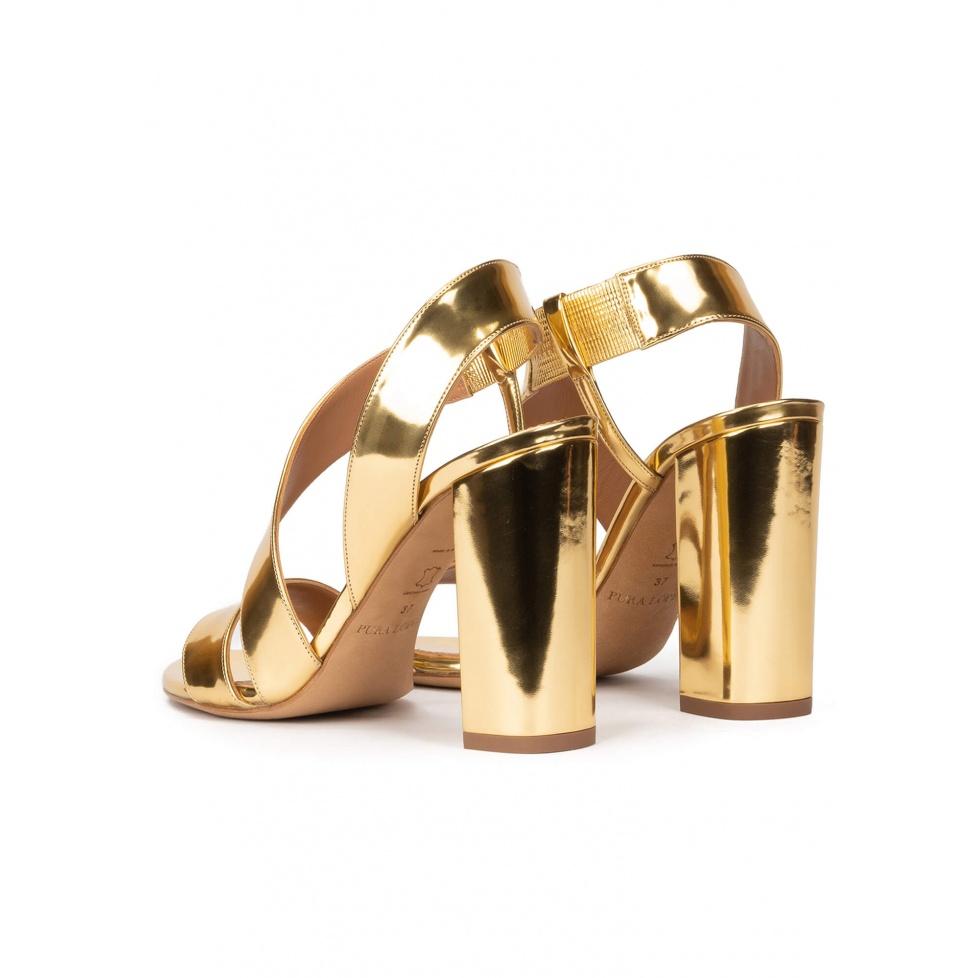 pura lópez Sandalias de tacón alto ancho en piel efecto espejo color oro Última moda