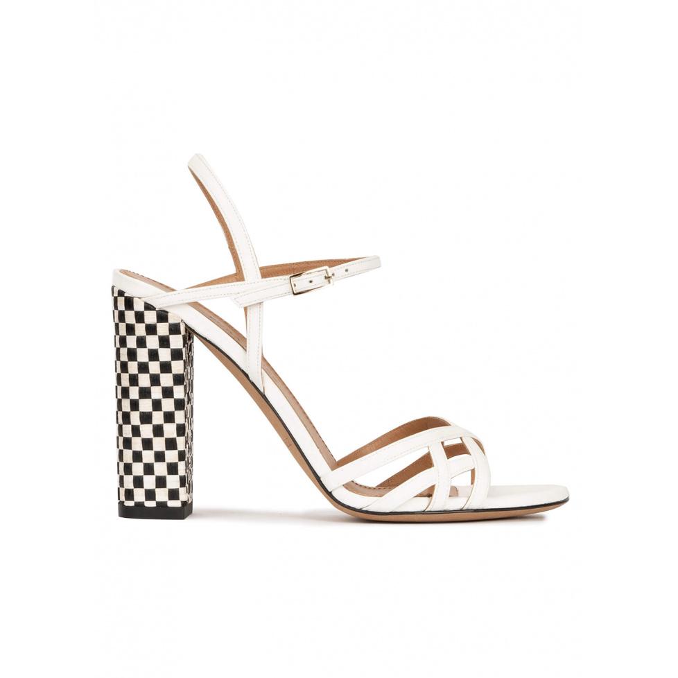pura lópez Sandalias blancas de piel con tacón ancho y diseño de tiras