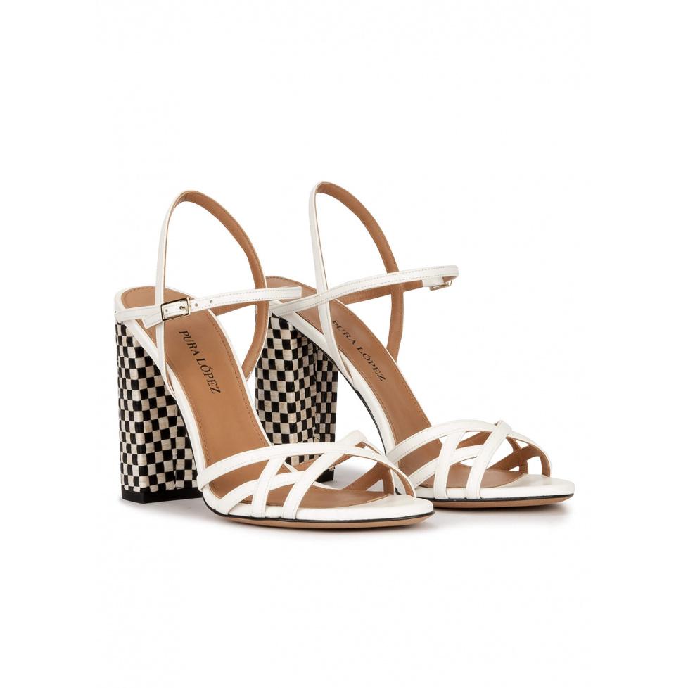 pura lópez Sandalias blancas de piel con tacón ancho y diseño de tiras Ofertas de temporada