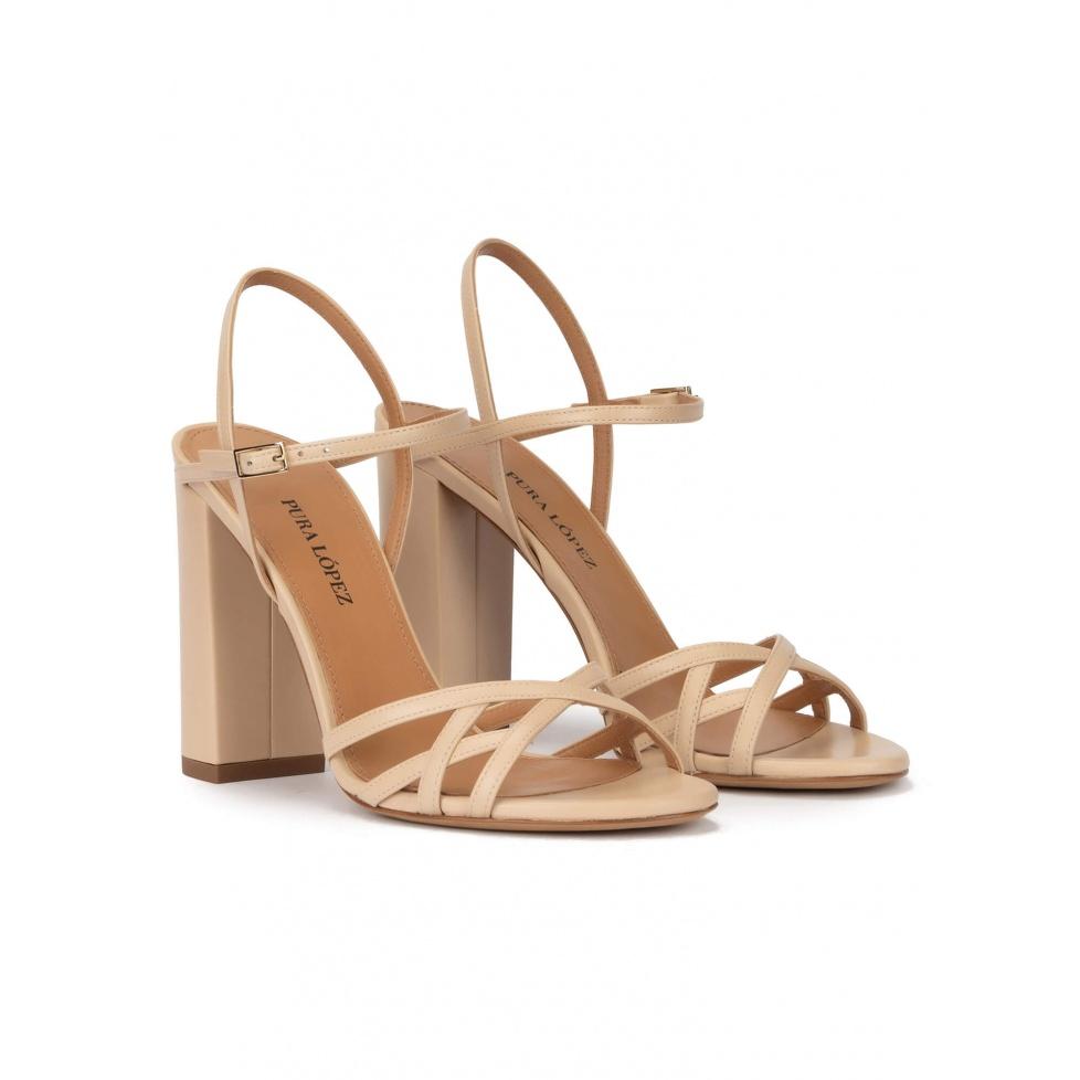 pura lópez Sandalias de tacón ancho y diseño de tiras en piel beige Ofertas especiales