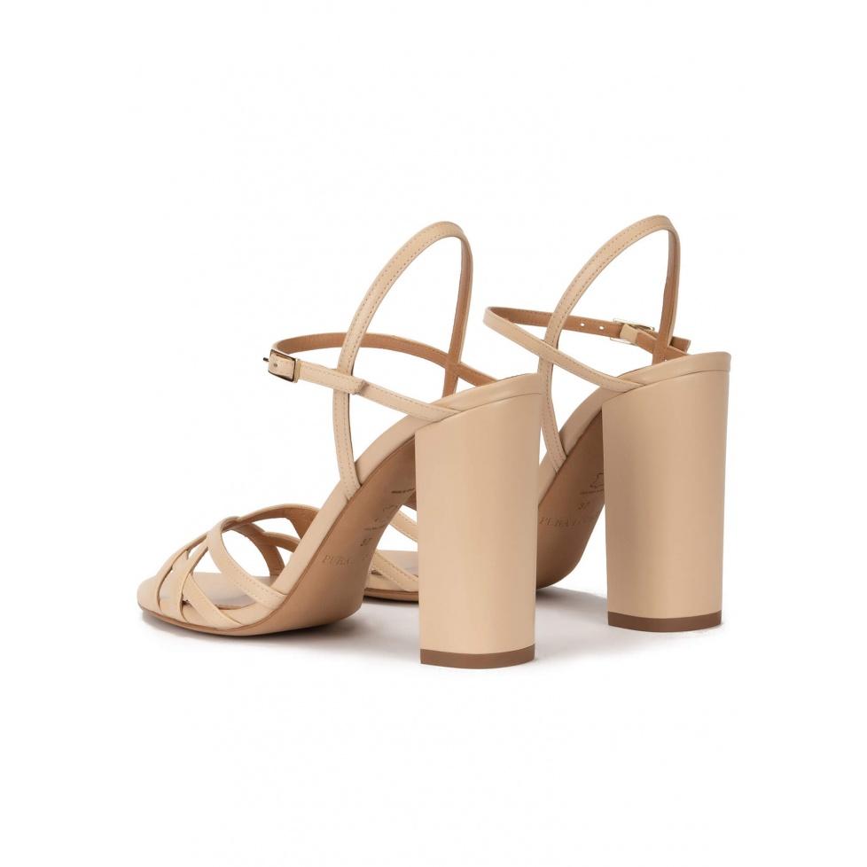 pura lópez Sandalias de tacón ancho y diseño de tiras en piel beige Ofertas especiales