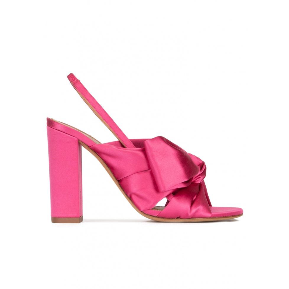 pura lópez Sandalias de tacón alto ancho en raso fucsia