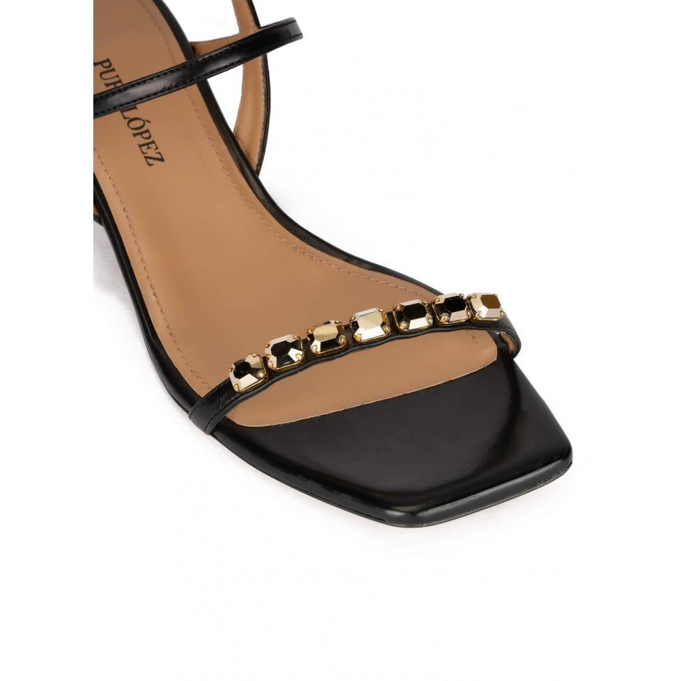 pura lópez Sandalias de tacón medio en piel color negro con cristales Ofertas